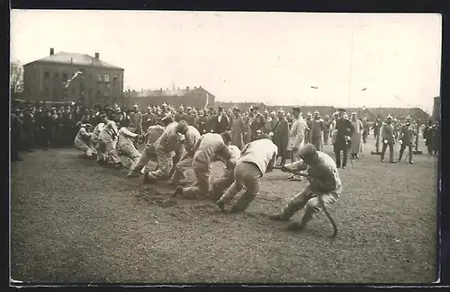 Foto-AK Bayreuth, Regimentsfest 1913, Rekruten beim Tauziehen