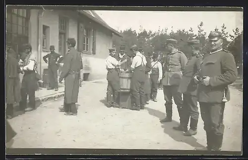 Foto-AK Grafenwöhr, Kriegsgefangene an der Essensausgabe