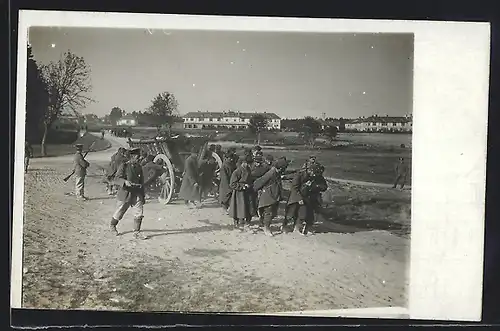 Foto-AK Grafenwöhr, Kriegsgefangenen-Lager, Die Gefangenen schieben einen schweren Wagen