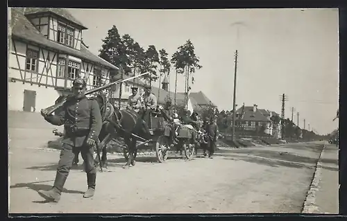 Foto-AK Grafenwöhr, Kriegsgefangenen-Lager, Die Gefangenen werden auf einem Wagen durch den Ort gefahren