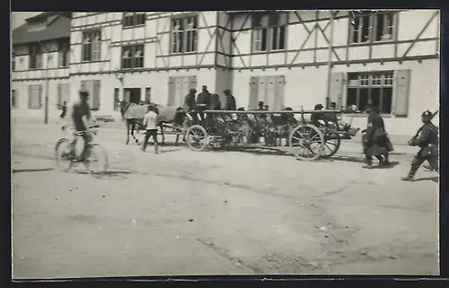 Foto-AK Grafenwöhr, Kriegsgefangenen-Lager, Gefangenentransport an Fachwerkhäusern vorbei