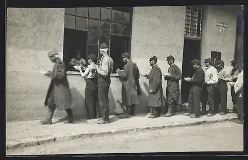 Foto-AK Grafenwöhr, Kriegsgefangene stehen an der Essensausgabe an