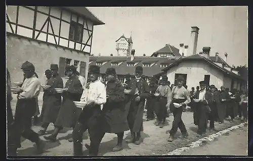 Foto-AK Grafenwöhr, Kriegsgefangenen-Lager, Die Gefangenen haben ihre Mahlzeiten abgeholt