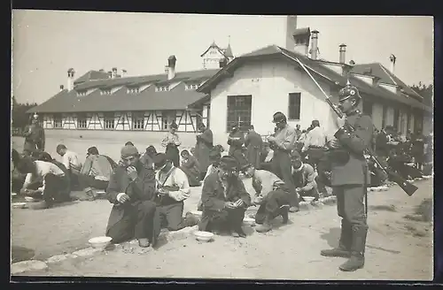 Foto-AK Grafenwöhr, Kriegsgefangenen-Lager, Die Gefangenen werden bei der Mahlzeit streng bewacht