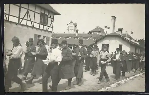 Foto-AK Grafenwöhr, Kriegsgefangenen-Lager, Die Gefangenen haben ihre Mahlzeiten abgeholt