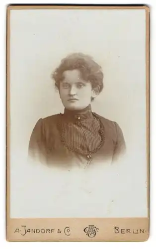 Fotografie A. Jandorf & Co., Berlin, Spittelmarkt 16 /17, Frau im hochgeschlossenen Kleid