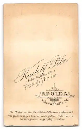Fotografie Rudolf Pilz, Apolda, Ackerwandstr. 34, Junge steht in Sonntagskleidung vor einem Tisch