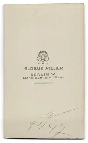 Fotografie Globus Atelier, Berlin, Leipziger Str. 132 /135, Junges Mädchen steht in hellem Kleid auf einem Stuhl