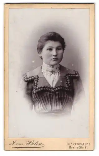 Fotografie F. von Halen, Luckenwalde, Breite Str. 21, Frau im eleganten Kleid