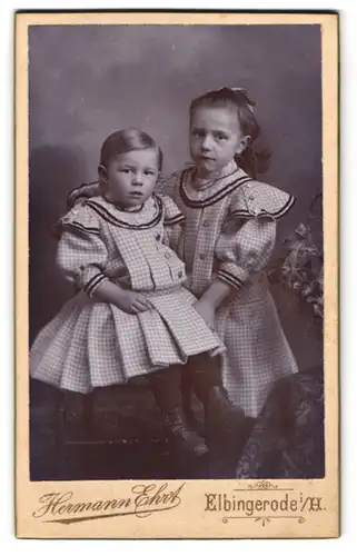 Fotografie Hermann Ehrt, Elbingerode /H., zwei junge Mädchen im Kleid