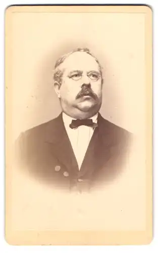 Fotografie Wilhelm Grundner, Berlin, Krausen-Str. 36, Mann mit Brille und Schnurrbart im Anzug