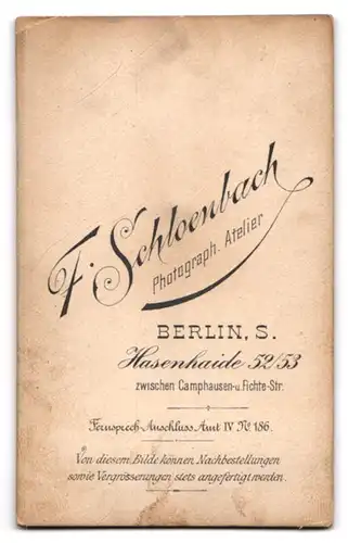 Fotografie F. Schloenbach, Berlin, Hasenhaide 52 /53, Ehepaar mit Sohn im Sonntagsdress