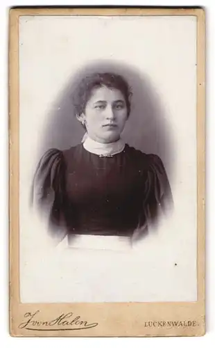 Fotografie F. von Halen, Luckenwalde, Breite Strasse 21, Frau in dunklem Kleid mit weissem Kragen