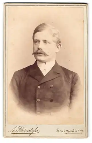 Fotografie A. Sternitzki, Braunschweig, Eleganter Mann mit Schnurrbart