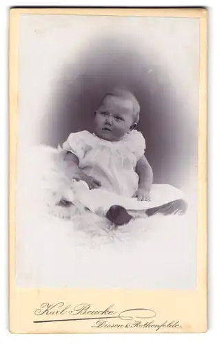 Fotografie Karl Beucke, Dissen, Süsses kleines Mädchen mit Pausbäckchen im weissen Kleidchen