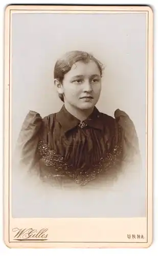 Fotografie W. Gilles, Unna, Am Bahnhof, Gutaussehendes junges Mädchen mit leicht unsicherer Miene