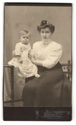 Fotografie D. Weissgärber, Zwönitz, Bahnhofstrasse, Junge attraktive Mama mit ihrerm niedlichen Töchterlein