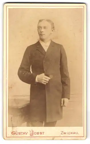 Fotografie Gustav Jobst, Zwickau, Äusser. Schneebergerstr. 20, Junger Mann mit ausdrucksvollen Augen