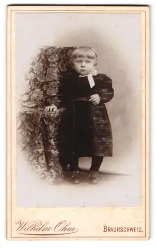 Fotografie Wilhelm Ohm, Braunschweig, Rossstr. 3, Niedliches blondes Mädchen mit Haarreif und Schleife