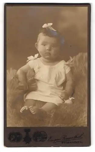 Fotografie Eugen Rosenthal, Weisswasser, Bahnhofstrasse, Süsses Mädchen mit Schleife im Haar und nackten Füsschen