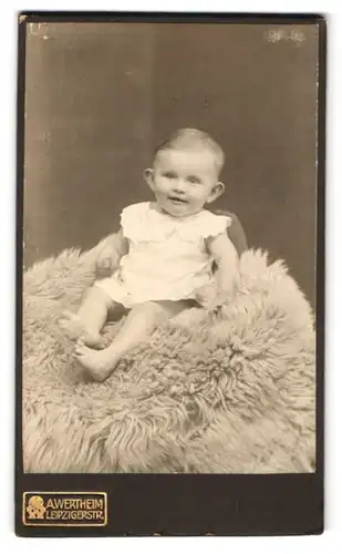 Fotografie A. Wertheim, Berlin, Leipzigerstrasse, Niedliches Mädchen mit breiten zahnlosen Lächeln