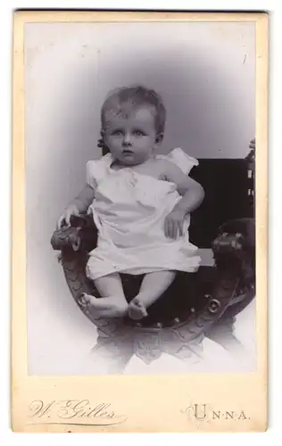 Fotografie W. Gilles, Unna, Am Bahnhof, Süsses Mädchen schaut mit grossen Augen skeptisch in die Kamera