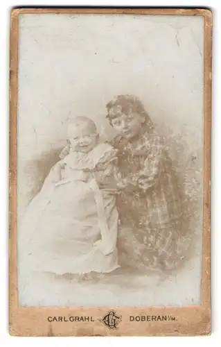 Fotografie Carl Grahl, Doberan, Hübsches Mädchen mit ihrer breit lächelnden süssen kleinen Schwester