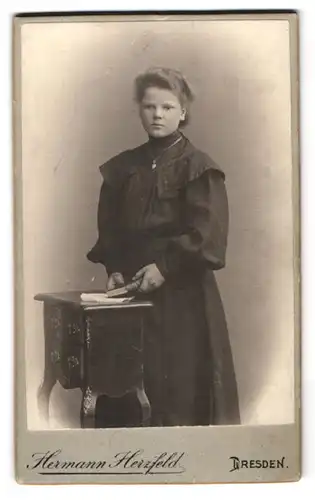 Fotografie Hermann Herzfeld, Dresden, Altmarkt, Hübsches junges Mädchen mit Kette und zusammengebundenem Haar