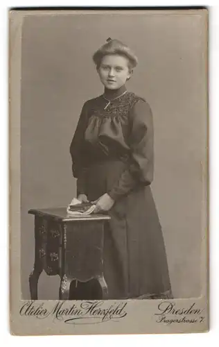 Fotografie Martin Herzfeld, Dresden, Pragerstr. 7, Junges hübsches Mädchen mit Kette und offenen Blick