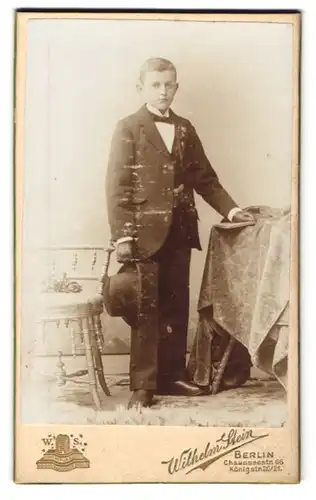 Fotografie Wilhelm Stein, Berlin, Chausseestr. 66, Attraktiver Junge ganz adrett mit Anzug und Hut