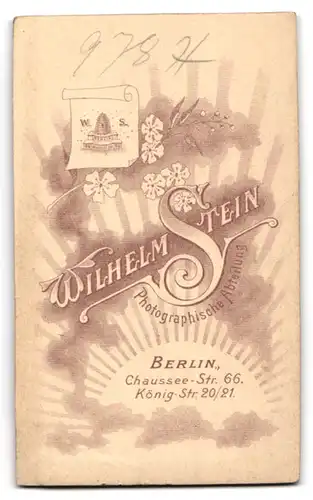 Fotografie Wilhelm Stein, Berlin, Chausseestr. 66, Gutaussehende brünette Dame mit Kette und Blumenstrauss