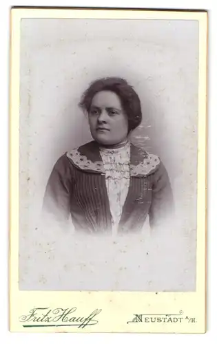 Fotografie Fritz Hauff, Neustadt a. H., Friedrichstr. 21-23, Gutbürgerliche Dame mit rundem Gesicht im eleganten Kleid