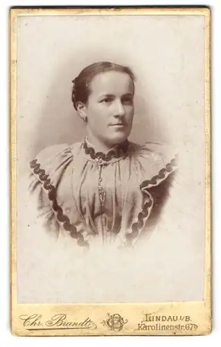 Fotografie Chr. Brandt, Lindau i. B., Karolinenstr. 67b, Gutaussehende junge Frau mit langem Gesicht und Ohrringen