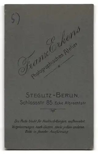 Fotografie Franz Erkens, Berlin-Steglitz, Schlossstr. 85, Süsses Mädchen thront mit Kette u. Haarschleife auf einem Stuhl