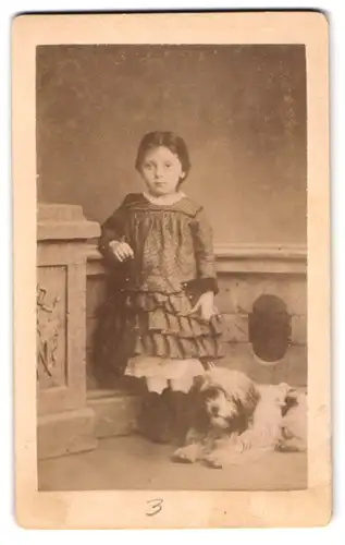 Fotografie unbekannter Fotograf und Ort, niedliches kleines Mädchen mit ihrem Hund im Atelier
