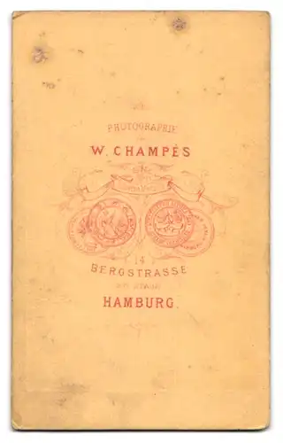 Fotografie W. Champes, Hamburg, ältere Dame im dunklen Kleid mit Brosche