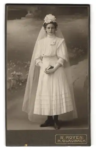 Fotografie W. Royen, Mönchengladbach, junges Mädchen zur Kommunion im Kleid mit langem Schleier