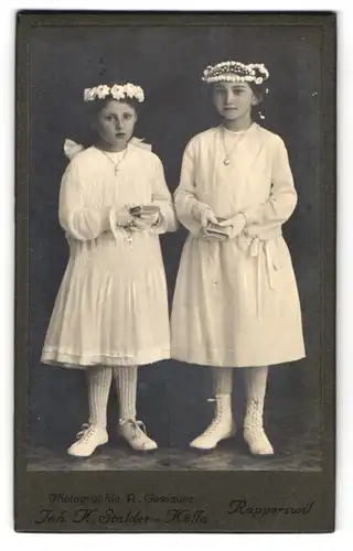 Fotografie K. Staler-Kölla, Rapperswil, zwei junge schweizer Mädchen zur konfirmation in Kleidern mit Kopfschmuck