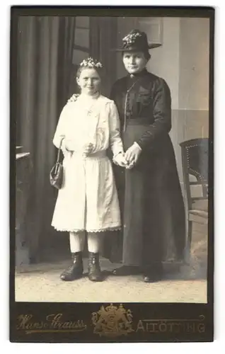 Fotografie Hans Strauss, Altötting, Mutter mit ihrer Tochter zur Kommunion im weissen Kleid mit Kopfschmuck