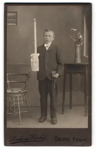Fotografie Ludwig Strobel, Obing, junger Knabe im Anzug mit langer Kerze zur Konfirmation