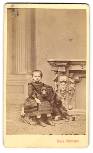 Fotografie Franz Neumayer, München, Mädchen im Kleid mit ihrem Hund kuschelnd