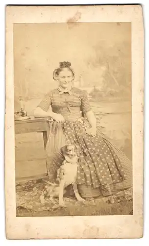 Fotografie unbekannter Fotograf und Ort, junge Frau im karierten Kleid mit ihrem Hund
