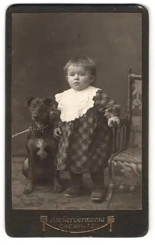 Fotografie Atelier Germania, Chemnitz, niedliches kleines Mädchen nebst ihrem Hund im Atelier