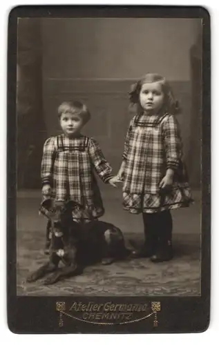 Fotografie Atelier Germania, Chemnitz, zwei niedeliche Kinder mit dem Familien Hund