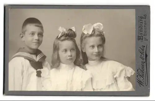 Fotografie W. Köhnen & Sohn, Hamburg, zwei niedliche Mädchen mit ihrem Bruder im Matrosenanzug, Haarschleife