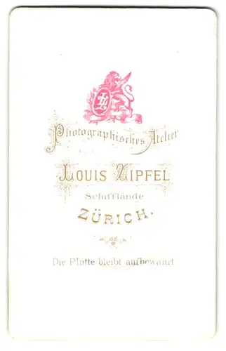 Fotografie Louis Zipfel, Zürich, Schifflände, Wappenschild mit Monogramm des Fotografen wird von einem Greif gehalten