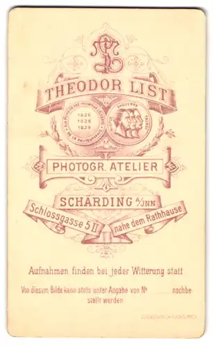 Fotografie Theodor List, Schärding a. Inn, Schlossgasse 5 II, Monogramm des Fotografen über Anschrift des Atelier