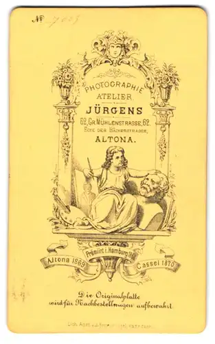 Fotografie Jürgens, Hamburg-Altona, Gr. Mühlenstr. 62, Kind als Künstlerin mit Gemälde und Büste im Passepartout