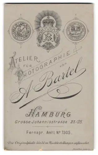 Fotografie A. Bartel, Hamburg, Gr. Johannisstr. 23 /25, Monogramm des Fotografen mit Krone über Anschrift des Atelier