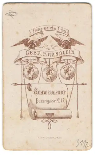 Fotografie Gebr. Brändlein, Schweinfurt, Bauerngasse 47, zwei Adler halten Banderole mit Anschrift des Ateliers
